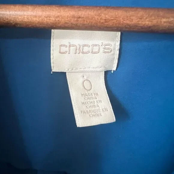 Chico’s Blue Pleated Back Blouse Sz 0 Academia Minimalist Chic Workcore Classic - Picture 2 of 8